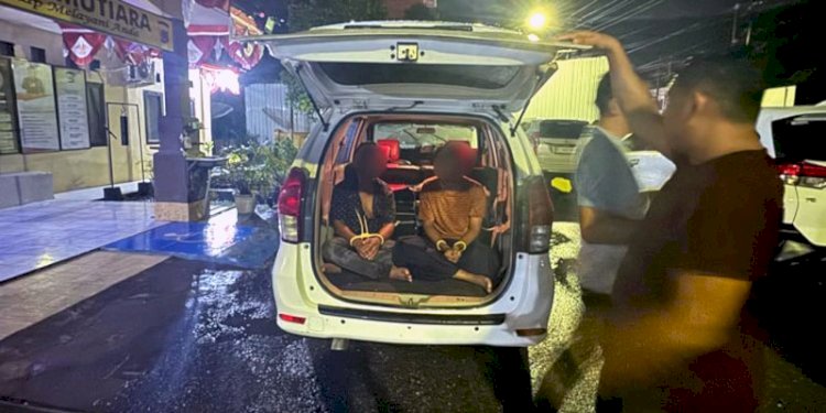 Dua warga Pidie yang ditangkap saat membawa gading gajah/ Humas Polda Aceh
