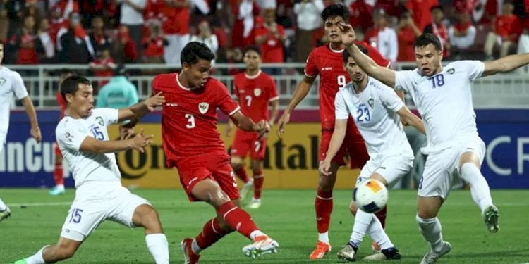 Bek Tim U-23 Indonesia, Muhammad Ferarri (nomor 3), saat terjadi kemelut di depan gawang Uzbekistan di babak semifinal Piala Asia U23, Senin (29/4)/Net