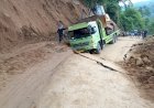 Terjebak hingga Tak Bisa Bergerak, Truk Bertonase Berat Terperosok Jalan Ambles di Jalan Provinsi